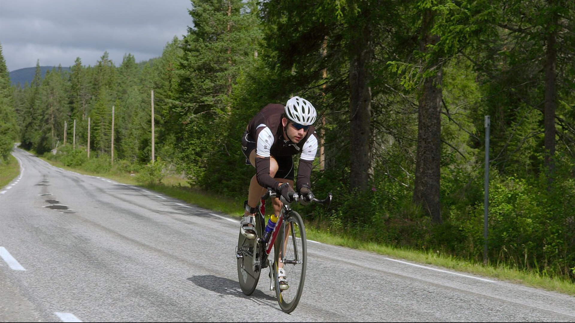 科技引领：最新赛车零部件亮相，赛车零件图